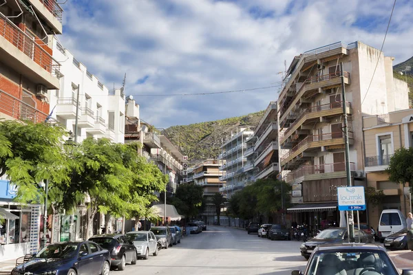 Loutraki Yunanistan Haziran 2018 Sokakta Loutraki Bulutlu Yaz Gününde — Stok fotoğraf