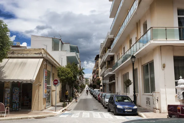 Loutraki Yunanistan Haziran 2018 Sokakta Loutraki Bulutlu Yaz Gününde — Stok fotoğraf