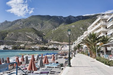 Loutraki, Yunanistan - 28 Haziran 2018: Bir yaz gününde Loutraki, dolgu