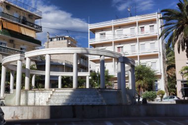 Loutraki, Yunanistan - 27 Haziran 2018: bir yaz birkaç bulutlar üzerinde Loutraki, sokakta