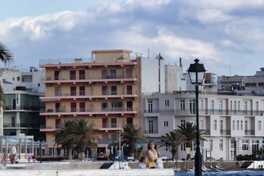 Loutraki, Yunanistan - 28 Haziran 2018: Çıkabilir Loutraki gün bulutlu yaz. Kötü havalarda bile çok sayıda turist vardır