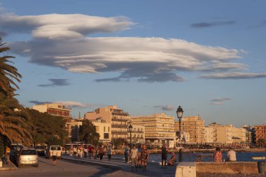 Loutraki, Yunanistan - 29 Haziran 2018: limanda Loutraki, batan güneşin ışığında