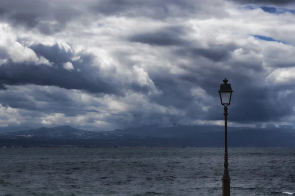 Ένα Μοναχικό Φανάρι Φόντο Θάλασσα Και Δραματικό Ουρανό Λουτράκι Ελλάδα — Φωτογραφία Αρχείου