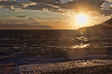 Ionian Sea Korint Körfezi üzerinden günbatımı. Limanda Loutraki, Yunanistan görüntülemek