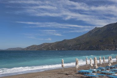 Loutraki plaj. İyon Denizi, Yunanistan Korint Körfezi