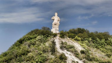 Sviatohirsk, Ukrayna - 26 Temmuz 2018: Artem Sviatohirsk, heykeltraş - Ivan Kavaleridze, Anıt