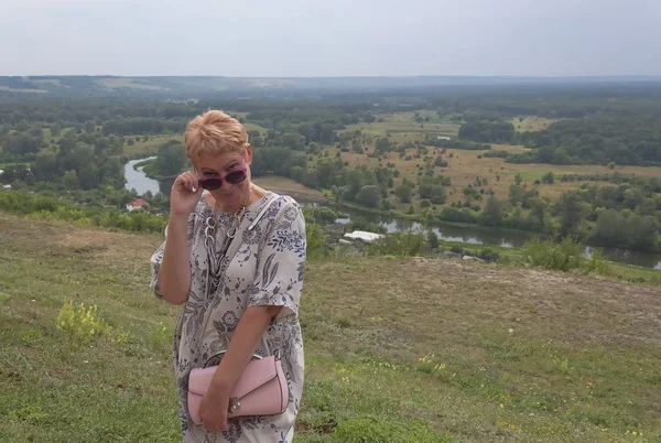 Mujeres Maduras Paran Fondo Una Vista Panorámica Del Valle Del —  Fotos de Stock