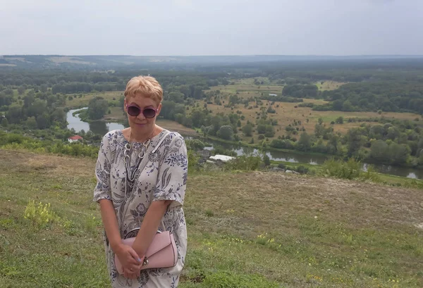 Mogna Kvinnor Stå Mot Bakgrund Panoramautsikt Över Dalen Floden Seversky — Stockfoto