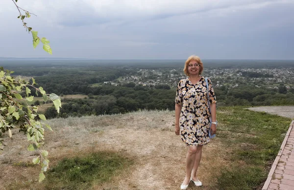Zralé Ženy Stojí Pozadí Panoramatický Výhled Údolí Severní Doněc Oblasti — Stock fotografie