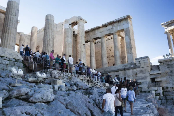 2018年6月29日 在雅典卫城总是拥挤 这是最受访的古希腊纪念碑 — 图库照片