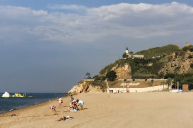 Calella, İspanya - 11 Temmuz 2013: Calella kumsalda