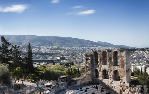 希腊雅典 2018年6月29日 在雅典卫城上的狄俄尼索斯剧院遗址的片断反对雅典全景的背景 — 图库照片