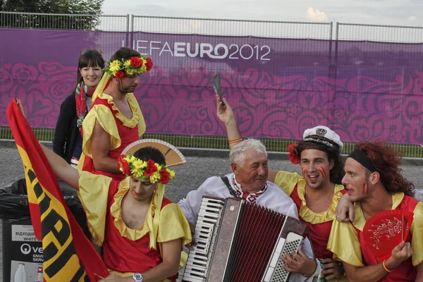 Donetsk Ukraine June 2012 Fans Spanish National Team Sing Accordionist — Stock Photo, Image