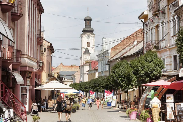 Uzhgorod, Ukrayna - 3 Ağustos 2015: Uzhgorod şehrin eski kesiminde sokaklarında vardır her zaman bir sürü insan