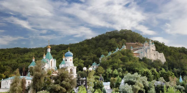 Sviatohirsk 大修道院の教会です 緑の木々 ホームズ 劇的な空の雲 — ストック写真