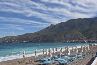 Sabahları Loutraki plaj. İyon Denizi, Yunanistan Korint Körfezi