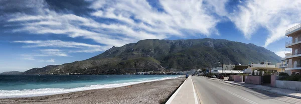Panoramautsikt Från Korintiska Kanalen Till Stranden Och Banvallen Loutraki — Stockfoto