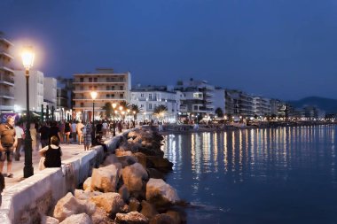Loutraki, Yunanistan-1 Temmuz 2018: Loutraki Embankment gece geç saatlere kadar yanar. Iyonya Denizi Korint Körfezi, Yunanistan