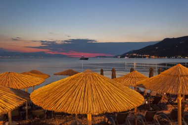 Günbatımı ve akşam ışıklar kıyısında, Loutraki, Yunanistan