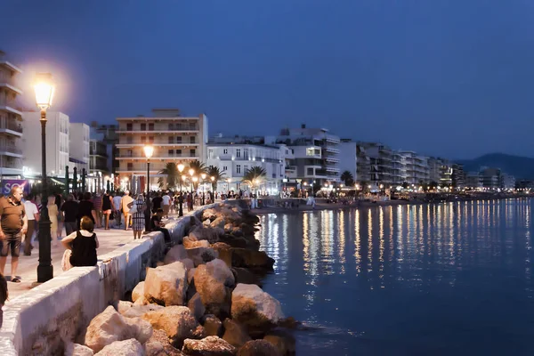 希腊卢特拉基 2018年7月1日 卢特拉基路堤深夜亮起 希腊爱奥尼亚海的科林蒂安湾 — 图库照片