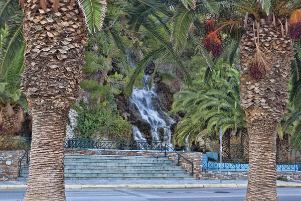 Yapay Şelale Loutrakii Tarihi Termal Kaynakları Yanında Yer Alır — Stok fotoğraf