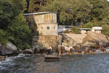 Akşam güneş ışığında bir kayalık sahil üzerinde alçakgönüllü İnşaat