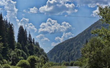 Dağ peyzaj, yol, bitki örtüsü, dağlar, dramatik gökyüzü