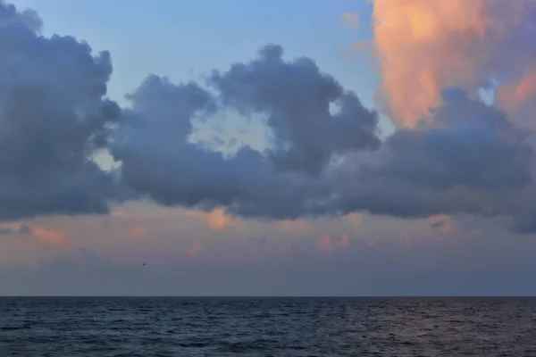 Nuvens Intricadas Sobre Mar Céu Dramático Pela Manhã — Fotografia de Stock