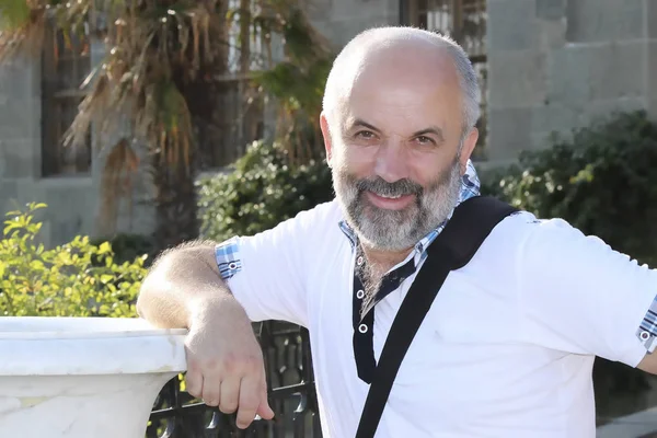 Homem Meia Idade Fica Parque Meia Volta Apoiando Vaso Mármore — Fotografia de Stock