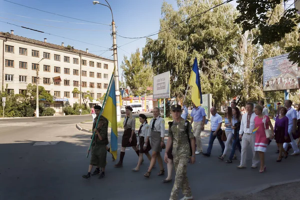 Sloviansk ウクライナ 2015 スラビャンカの路上の人々 の国旗休日に敬意を表して行進します — ストック写真