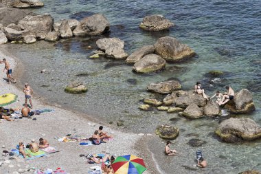 Alupka, Kırım, Ukrayna - 20 Ağustos 2012: Alupka plajları buna rağmen taşlı tatilciler arasında popüler