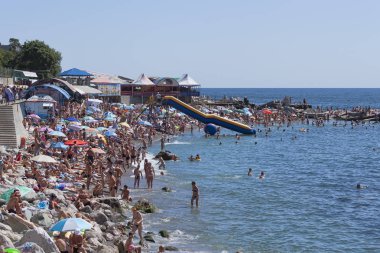 Simeiz, Kırım, Ukrayna - 22 Ağustos 2012: Dar kayalık Beach'te Simeiz, buna rağmen büyük rağbet görmektedir.