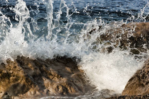 Σπρέι Από Κύματα Στις Παράκτιες Πέτρες Κοντινό Πλάνο — Φωτογραφία Αρχείου