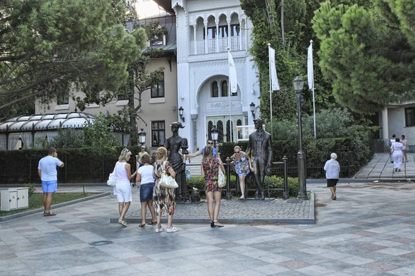 Yalta 크리미아 우크라이나 2011 호프와 캐릭터 레이디와 제방에 기념물 관광객 — 스톡 사진