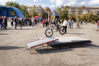 Sloviansk, Ukrayna - 11 Eylül 2011: Kimliği belirsiz byker bir numara bir bisiklet Sloviansk şehir Festivali Eylül, 2011 gerçekleştirir