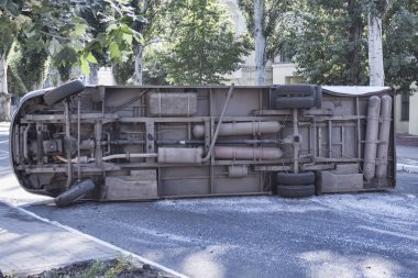 Kaza nedeniyle kendi tarafında takla minibüs alt