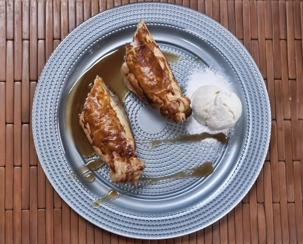 Strudel Aux Pommes Avec Confiture Crème Glacée — Photo