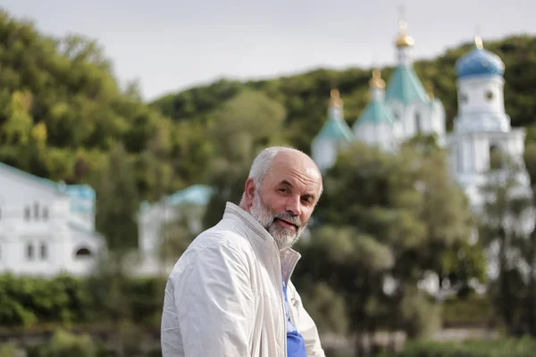 Мужчина Зрелого Возраста Полуразвернутый Фоне Православной Церкви — стоковое фото