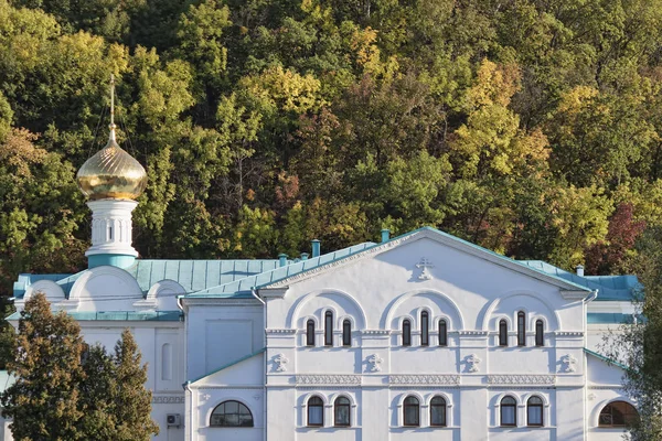 建筑物 Sviatohirsk 亚历山大涅夫斯基在小山的背景下 覆盖着郁郁葱葱的植被 秋天即将来临 — 图库照片