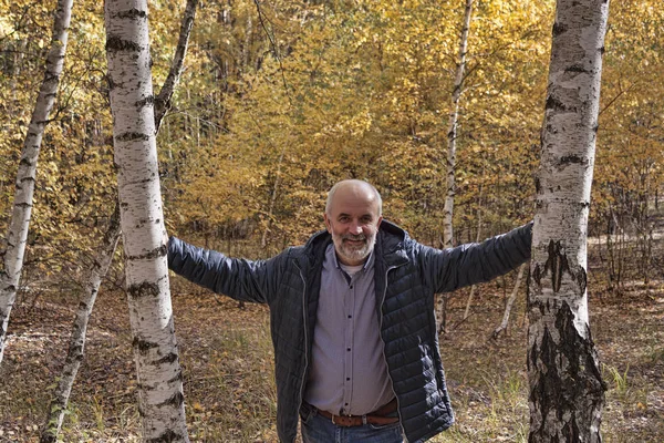 Ein Mann Reifen Alters Einem Birkenhain Neben Zwei Bäumen Herbst — Stockfoto