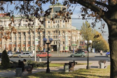 Donetsk, Ukrayna - 2 Kasım 2010: Donetsk sokaklarında eskiden orada bir sürü Araçlar