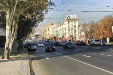 Donetsk, Ukrayna - 2 Kasım 2010: Donetsk sokaklarında eskiden orada bir sürü Araçlar