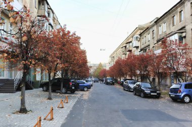 Donetsk, Ukrayna - 2 Kasım 2010: Donetsk sokaklarında eskiden orada bir sürü Araçlar