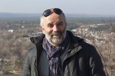 Bir ceket bir eşarp ile olgun bir adam portresi boynuna bağlı