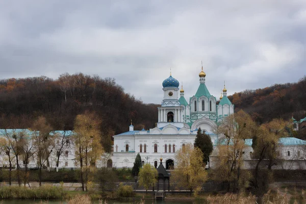 Sviatohirsk Lavra Kiliseleri Kasım Ayında Bulutlu Gün Rıhtımlar Üzerinde — Stok fotoğraf