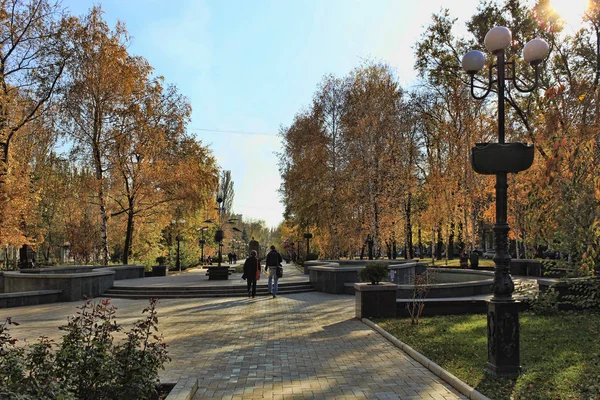 Στην Λεωφόρο Πούσκιν Στο Ντόνετσκ Μια Ηλιόλουστη Φθινοπωρινή Μέρα — Φωτογραφία Αρχείου