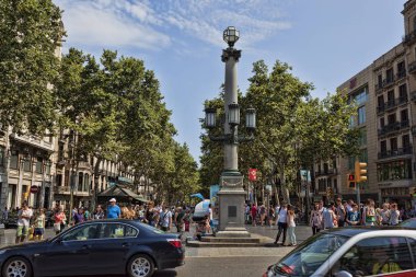 Barcelona, İspanya - 13 Temmuz 2013: Rambla - bir yaya caddesi Barcelona merkezi. İşte her zaman bir sürü turist