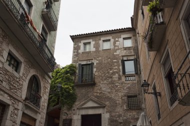 Girona eski şehrin dar sokaklarında eski binalar