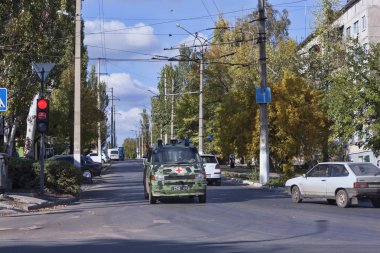 Slovainsk, Ukrayna - 10 Ekim 2018: Yeni trafik ışıkları Sloviansk sokaklarda hareketi düzenleyen