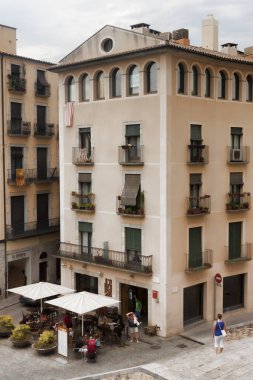 Girona, İspanya - 17 Temmuz 2013: Girona Katedrali yakınındaki konut